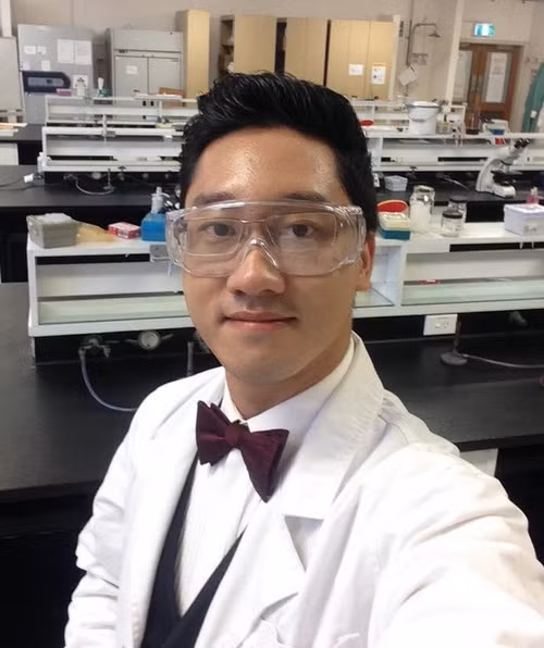 Phút thư giãn của Nguyễn Việt Hùng trong phòng thí nghiệm