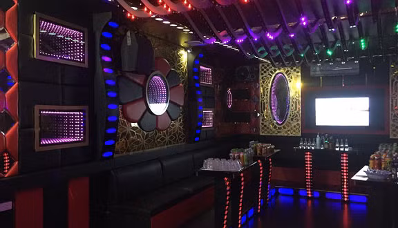 Karaoke là một trong số những hoạt động sẽ được hoạt động trở lại tại tỉnh Hưng Yên từ ngày 15/3. Ảnh minh họa.