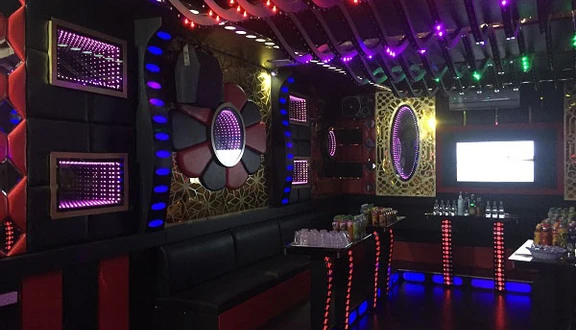 Karaoke là một trong số những hoạt động sẽ được hoạt động trở lại tại tỉnh Hưng Yên từ ngày 15/3. Ảnh minh họa.