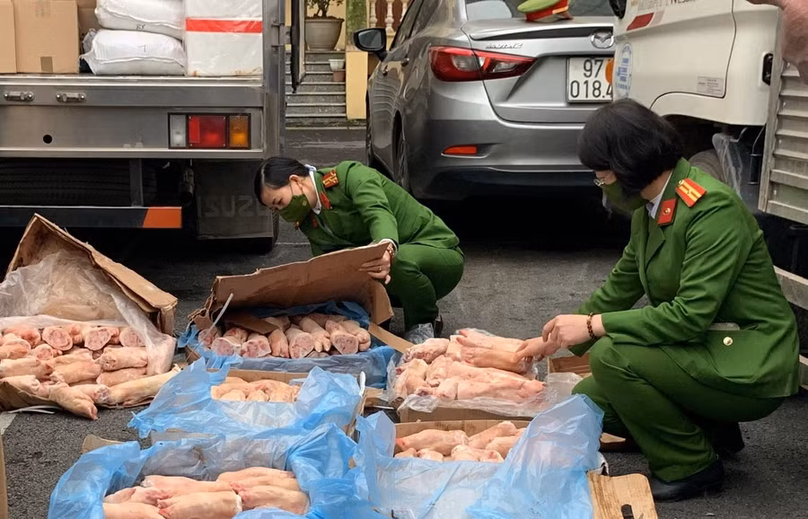 Lực lượng chức năng tiến hành kiểm đếm số thực phẩm không rõ nguồn gốc xuất xứ.