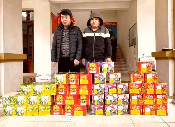 Đối tượng Đinh Văn Ánh và Vũ Trí Hiền cùng tang vật của vụ án. Ảnh: Công an Hà Giang