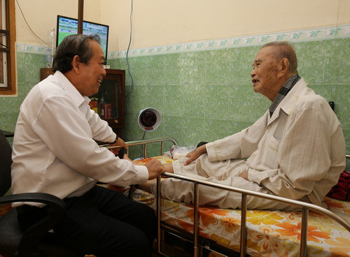Phó Thủ tướng Trương Hòa Bình thăm, chúc Tết gia đình Anh hùng lực lượng vũ trang nhân dân, nguyên Bí thư Tỉnh ủy Long An Nguyễn Văn Chiêu tại thành phố Tân An, Long An. Ảnh: VGP