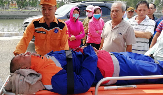 Chăm sóc thuyền viên bị nạn. Ảnh Thanhnien.vn