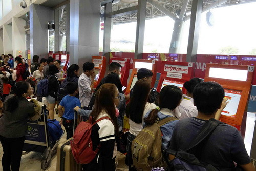 Hành khách làm thủ tục check-in online với tỉ lệ lên tới 40% góp phần giảm ùn tắc cho sân bay Tân Sơn Nhất. Ảnh: VGP