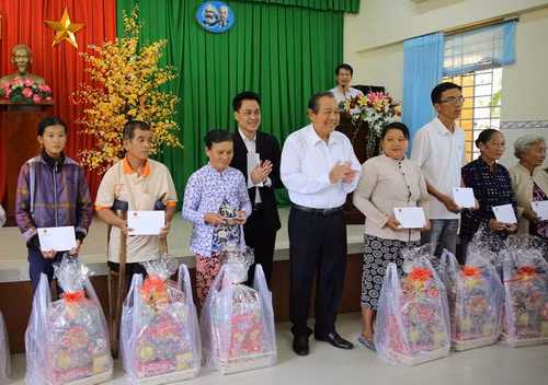 Phó Thủ tướng Trương Hòa Bình trao 100 phần quà cho các hộ dân nghèo xã Thái Trị, huyện Vĩnh Hưng, Long An . Ảnh: VGP