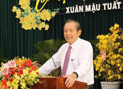 Phó Thủ tướng Trương Hòa Bình nói chuyện và chúc tết Đảng bộ, chính quyền và nhân dân tỉnh Long An tại buổi họp mặt mừng Đảng, mừng Xuân Mậu Tuất 2018. Ảnh: VGP