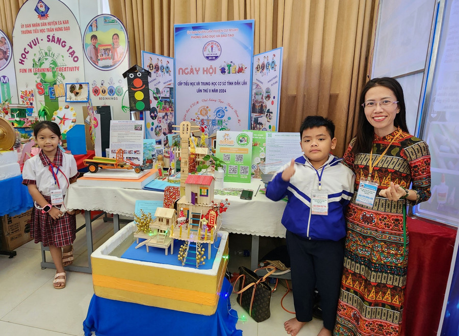 Cô Sen cùng 2 học sinh bên sản phẩm STEM tham dự Ngày hội cấp tỉnh. (Ảnh: TT) Cô Sen cùng 2 học sinh bên sản phẩm STEM tham dự Ngày hội cấp tỉnh. (Ảnh: TT)
