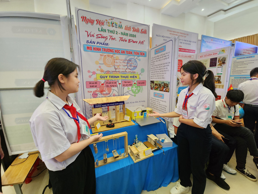 Một sản phẩm STEM (của học sinh TP Buôn Ma Thuột) ứng dụng kiến thức hình học, tin học, công nghệ, mỹ thuật. (Ảnh: TT) Một sản phẩm STEM (của học sinh TP Buôn Ma Thuột) ứng dụng kiến thức hình học, tin học, công nghệ, mỹ thuật. (Ảnh: TT)