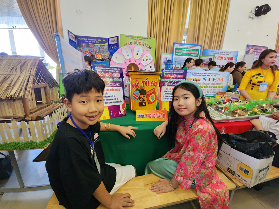 Châu Anh và Thành Vinh bên sản phẩm STEM dự Ngày hội cấp tỉnh. (Ảnh: TT) Châu Anh và Thành Vinh bên sản phẩm STEM dự Ngày hội cấp tỉnh. (Ảnh: TT)