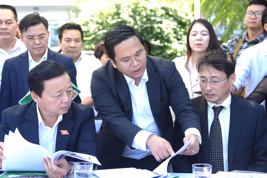 Bộ trưởng Trần Hồng Hà trao đổi với TS. Yamamura Tadashi – Chủ tịch Tổ chức xúc tiến thương mại Nhật Bản.