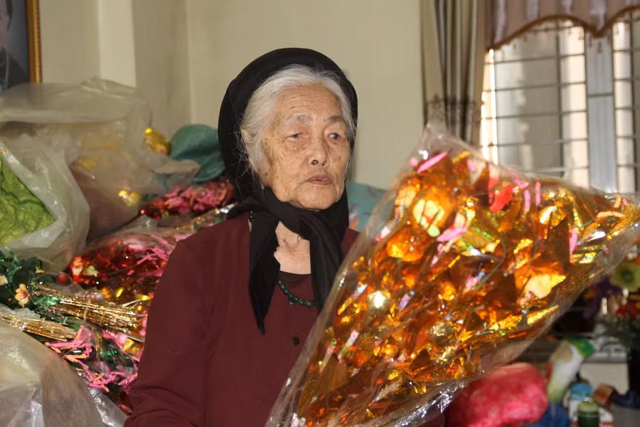 Thu nhập từ nghề làm hàng mã đều được cụ tiết kiệm trong ống