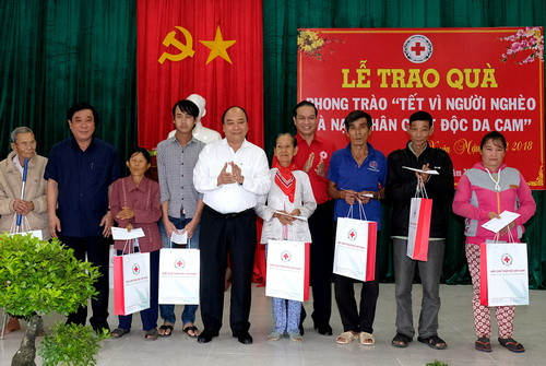 Thủ tướng Nguyễn Xuân Phúc đã tặng quà “Tết vì người nghèo và nạn nhân chất độc da cam” Thủ tướng Nguyễn Xuân Phúc đã tặng quà “Tết vì người nghèo và nạn nhân chất độc da cam”