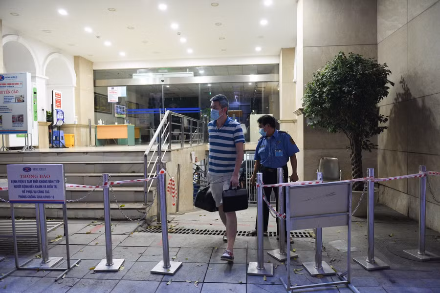 Cũng vào 0h ngày 24/5 tại cơ sở 1 Bệnh viện K tại Phan Chu Trinh, hàng rào cách ly cũng được gỡ bỏ.