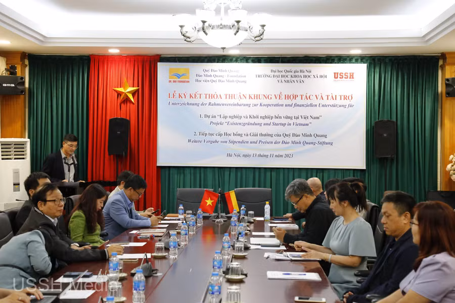 Quỹ Đào Minh Quang và VNU-USSH trong buổi ký kết thỏa thuận.