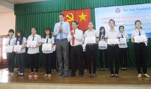 Trao học bổng Quỹ Châu Á cho các nữ sinh.