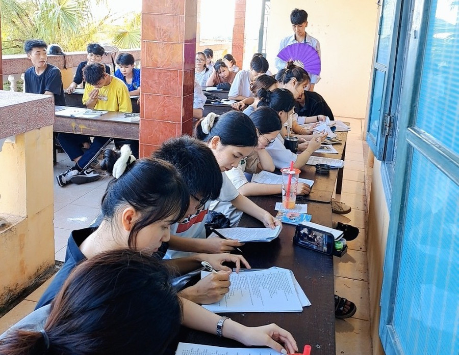 Những ngày mất điện, học sinh ôn tập luyện đề tại hành lang lớp học. Những ngày mất điện, học sinh ôn tập luyện đề tại hành lang lớp học.