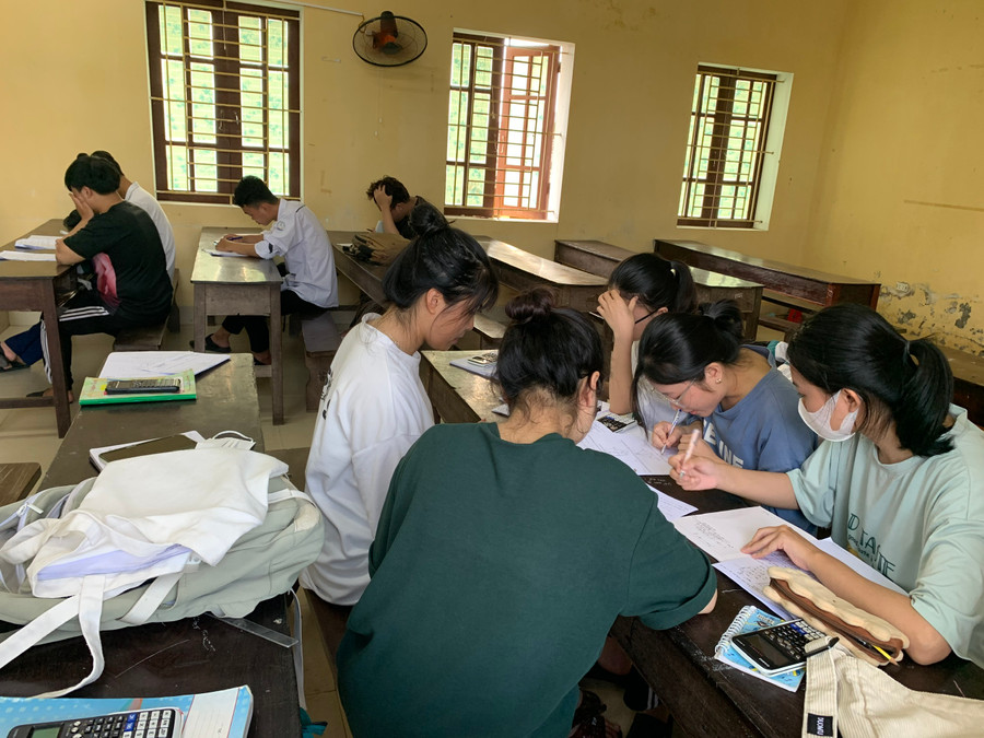 Nhóm học sinh lớp 12C8 miệt mài đến trường luyện thi với sự trợ giúp của cô Bùi Thị Vũ Hoài, Nhóm học sinh lớp 12C8 miệt mài đến trường luyện thi với sự trợ giúp của cô Bùi Thị Vũ Hoài,