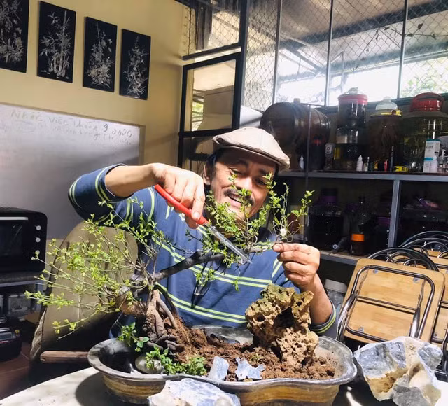 Nghệ sĩ Giang Còi luôn giữ tinh thần lạc quan, vẫn tự tay trồng cây, sửa đồ đạc tại nhà.