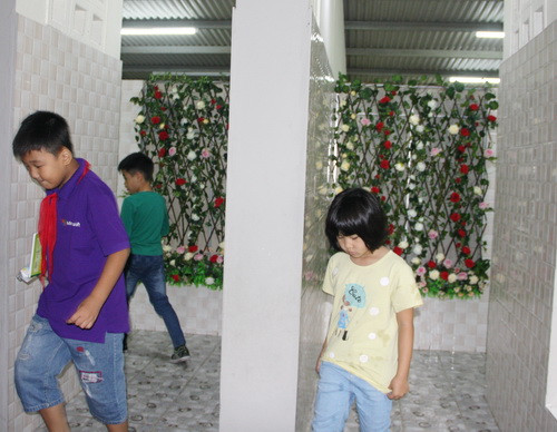 Trên tường lối ra vào được trang trí hoa nhân tạo