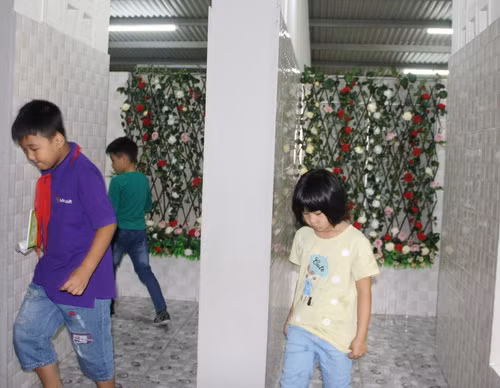 Trên tường lối ra vào được trang trí hoa nhân tạo Trên tường lối ra vào được trang trí hoa nhân tạo