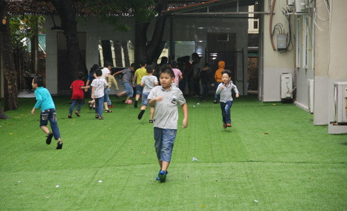 Bên ngoài trải cỏ nhân tạo