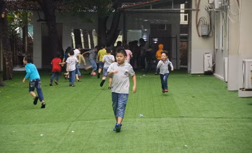 Bên ngoài trải cỏ nhân tạo Bên ngoài trải cỏ nhân tạo