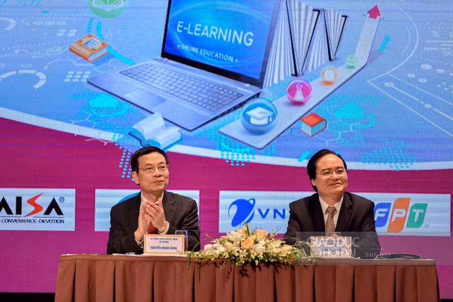 Bộ trưởng Bộ GD&ĐT Phùng Xuân Nhạ và Bộ trưởng Bộ Thông tin và Truyền thông Nguyễn Mạnh Hùng chủ trì Hội thảo.