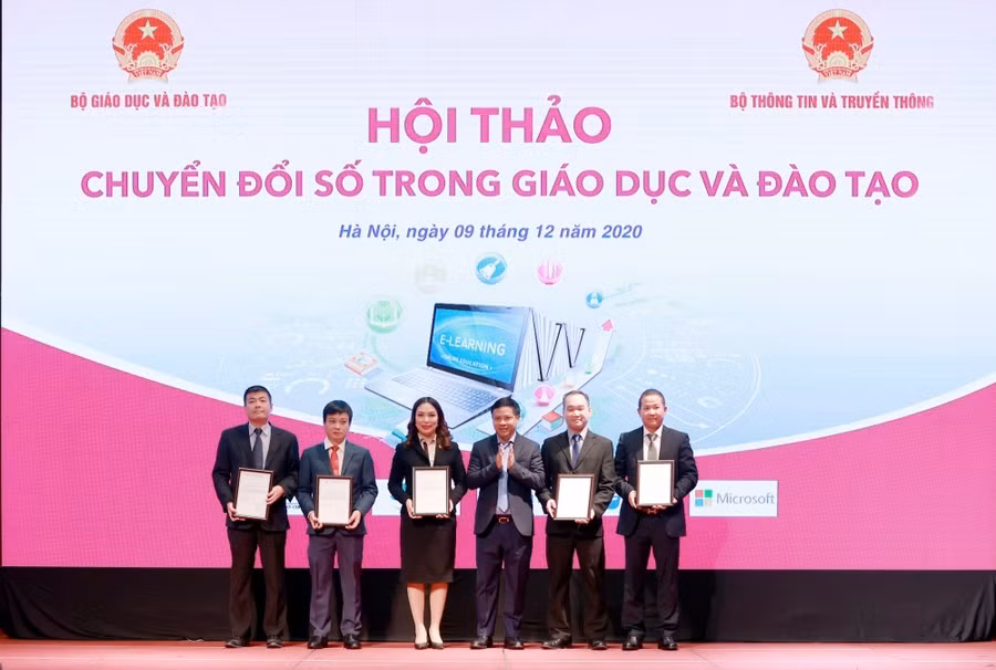 Trong khuôn khổ sự kiện, bà Đinh Thị Thúy - Tổng Giám đốc MISA (thứ ba từ trái sang) nhận giấy xác nhận đáp ứng quy định kỹ thuật về dữ liệu và kết nối Cơ sở dữ liệu từ Bộ Giáo dục và Đào tạo cho Nền tảng Quản lý giáo dục MISA EMIS (MISA QLTH)