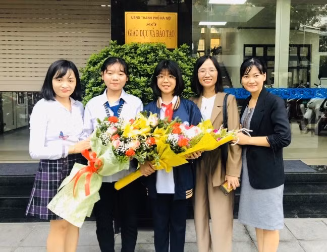 Giảng viên Trường ĐH Thủy lợi và em Trần Thu Thủy, Vương Ngọc Bảo Linh (thứ 2 và 3 từ phải sang) đoạt giải Ba, Cuộc thi Khoa học Kỹ thuật dành cho học sinh phổ thông năm học 2019 - 2020 TP Hà Nội.