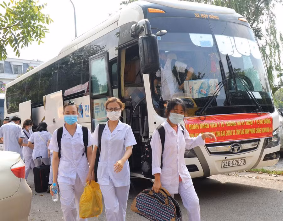 Năm 2021, hàng trăm sinh viên trường y ‘xếp bút nghiên’ lên đường chống dịch