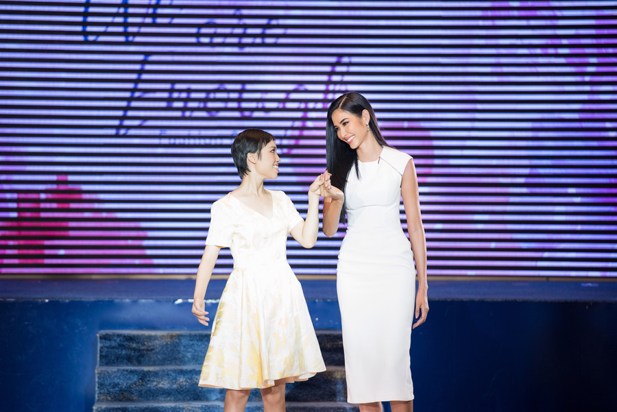 Khoảnh khắc Hoàng Thùy dìu tay một bệnh nhân ung thư tự tin sải bước trên sàn catwalk đã lấy đi không ít nước mắt của khán giả, xen lẫn sự tự hào. Khoảnh khắc Hoàng Thùy dìu tay một bệnh nhân ung thư tự tin sải bước trên sàn catwalk đã lấy đi không ít nước mắt của khán giả, xen lẫn sự tự hào.