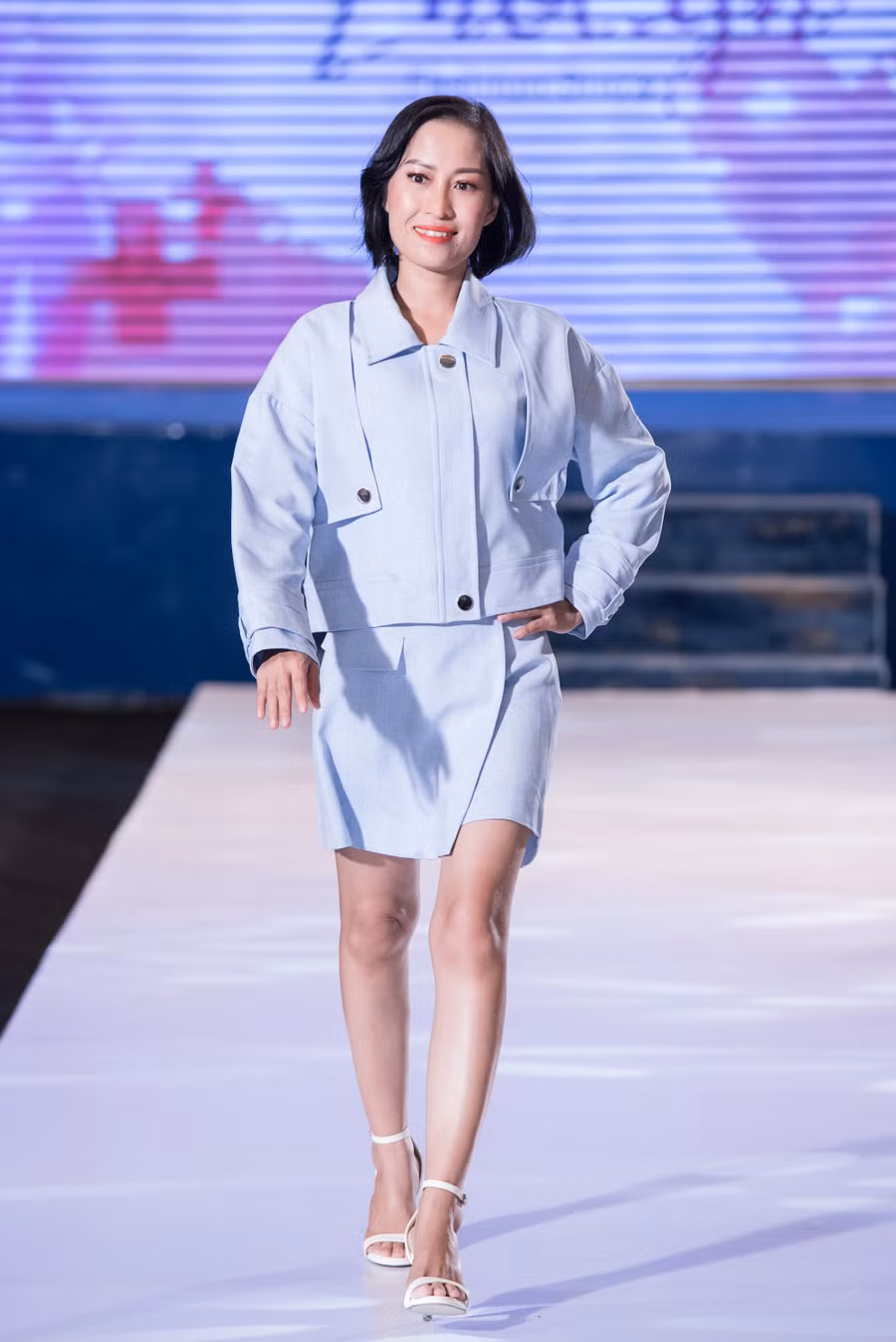 Hoàng Thuỳ còn đảm nhận vai trò hướng dẫn chính, trực tiếp chia sẻ và huấn luyện những kỹ năng catwalk nhằm mục đích truyền cảm hứng sống, năng lượng tích cực đến các bệnh nhân ung thư.