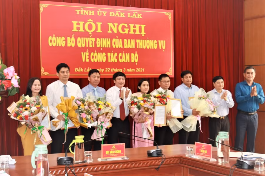 Ban Thường vụ Tỉnh ủy Đắk Lắk trao các quyết định điều động, bổ nhiệm cán bộ giữ chức vụ chủ chốt tại đơn vị, địa phương