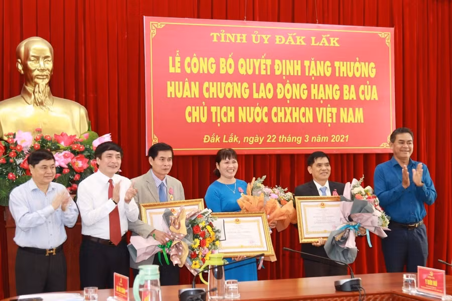 3 các nhân có thành tích xuất sắc được nhận Huân chương Lao động hạng Ba của Chủ tịch nước