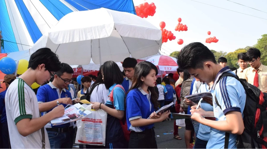 Một chương trình tư vấn tuyển sinh, hướng nghiệp với sự tham dự của nhiều trường đại học.