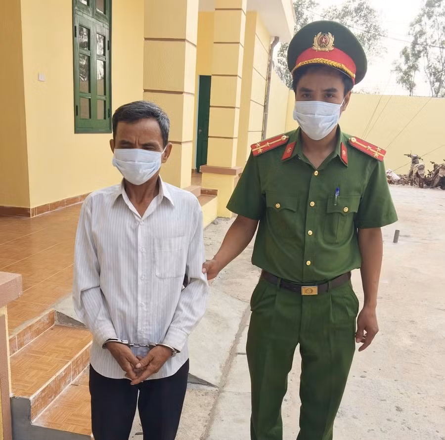 Đối tượng Võ Tiến Trung (bên trái) bị bắt giữ sau thời gian dài thay tên, đổi họ để lẩn trốn.