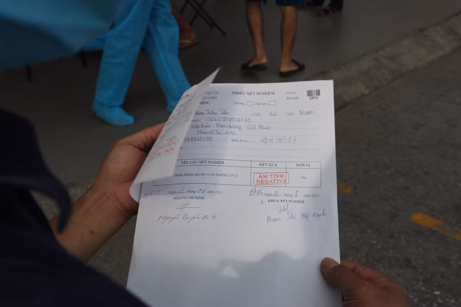 Chủ tịch UBND Thành phố yêu cầu Sở Y tế chủ trì điều phối việc phân luồng xét nghiệm trên toàn địa bàn thành phố; giao Trung tâm Kiểm soát Bệnh tật Hà Nội điều tra dịch tễ và chỉ định vùng nguy cơ, nhóm nguy cơ, số lượng mẫu xét nghiệm cần thực hiện.