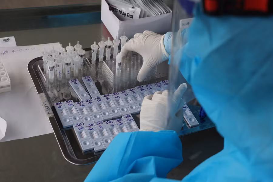 Hà Nội: Xét nghiệm Covid-19 cho lái xe luồng xanh ảnh 6