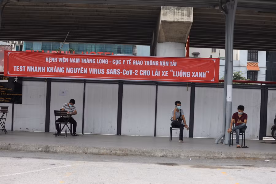 Những lái xe vào khai báo y tế, ngồi cách nhau 2m theo đúng quy định 5k.