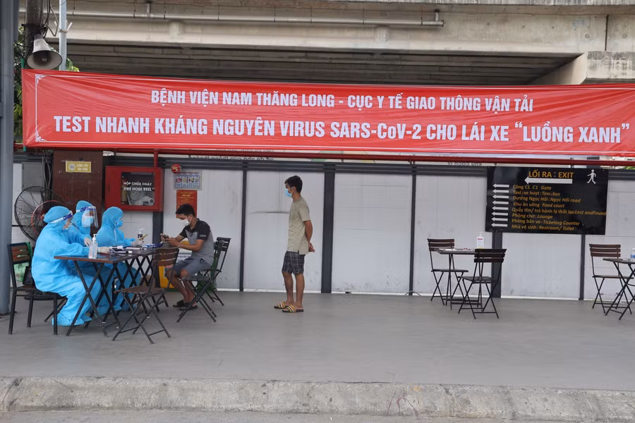 Ngày hôm nay, bệnh viện Nam Thăng Long, Cục Y tế Giao thông Vận tải đã tiến hành test Covid-19 cho những lái xe "luồng xanh".