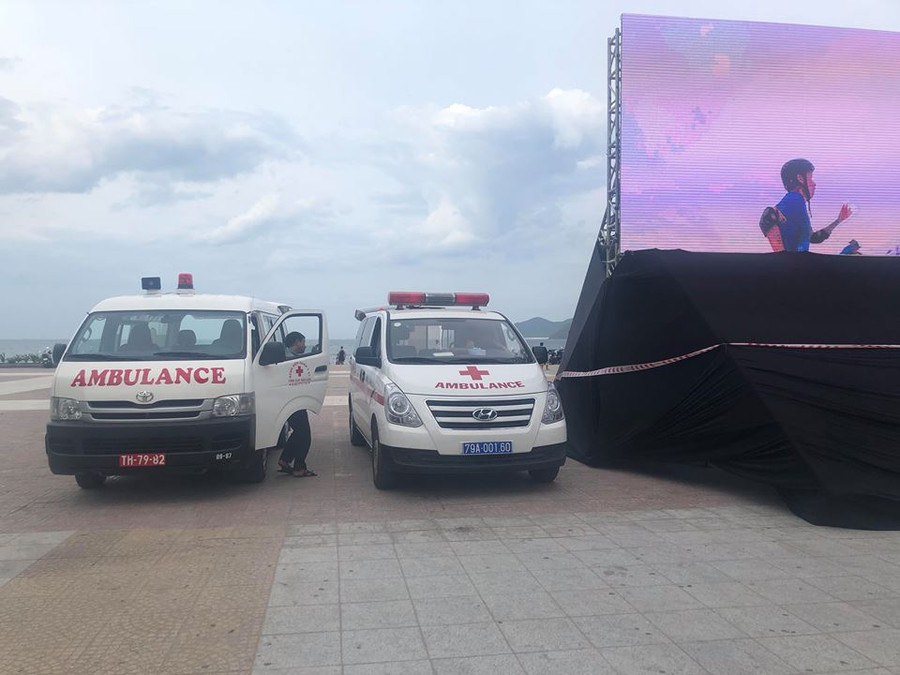 Xe cấp cứu luôn túc trực bên cạnh phòng trường hợp không may xảy ra