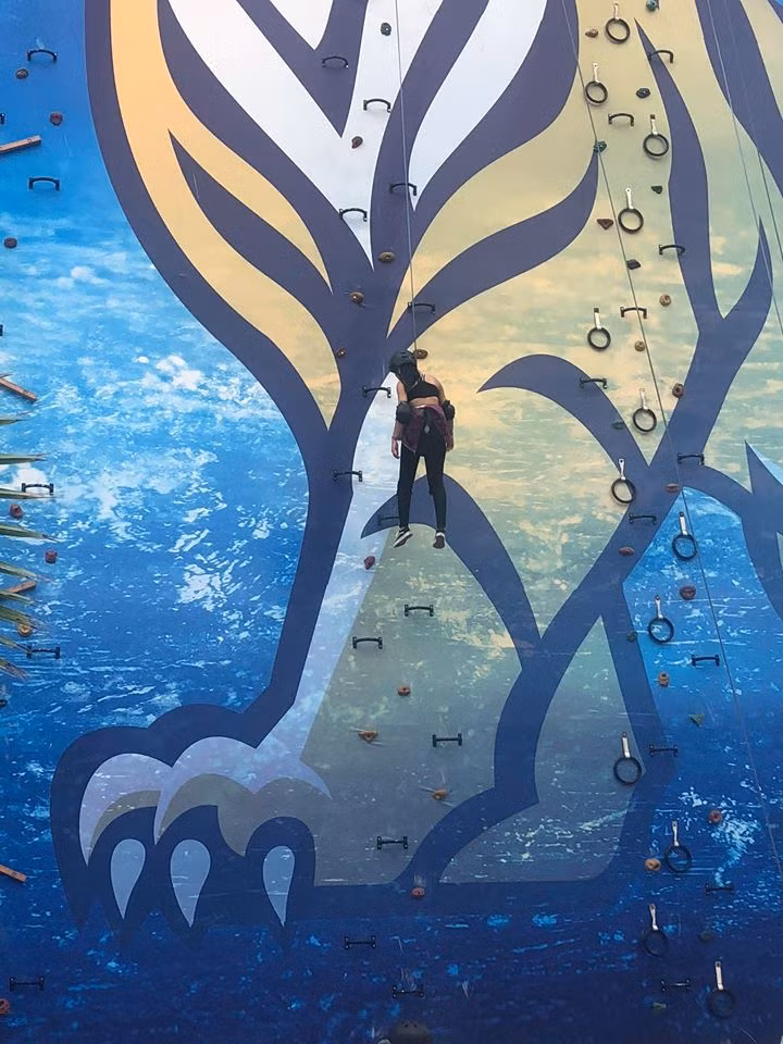 Một bạn nữ được hướng dẫn nhắm mắt để bình tĩnh rơi từ từ xuống đất