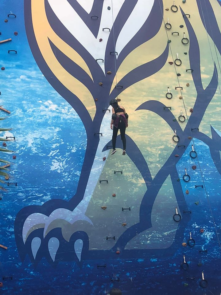 Một bạn nữ được hướng dẫn nhắm mắt để bình tĩnh rơi từ từ xuống đất