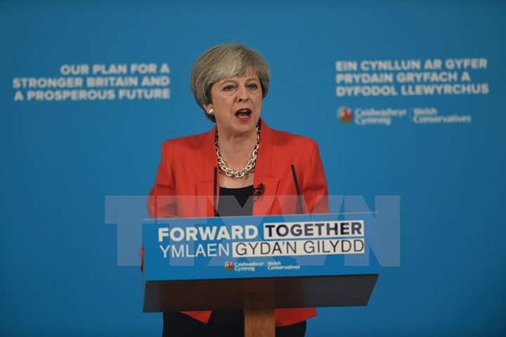 Thủ tướng Anh Theresa May trong cuộc vận động tranh cử ở Wrexham ngày 22/5. (Nguồn: AFP/TTXVN)