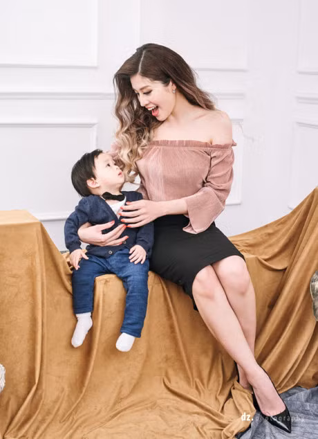 Hoa hau Phan Hoang Thu khoe con trai 1 tuoi xinh nhu thien than - Anh 3