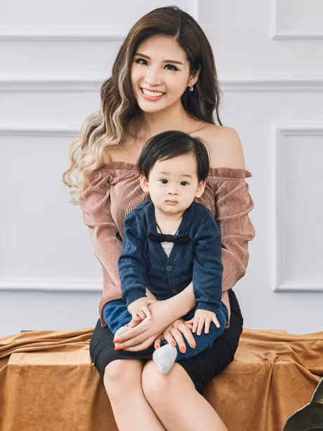 Hoa hau Phan Hoang Thu khoe con trai 1 tuoi xinh nhu thien than - Anh 1