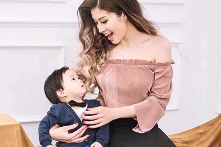 Hoa hậu Phan Hoàng Thu khoe con trai 1 tuổi xinh như thiên thần