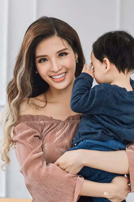 Hoa hau Phan Hoang Thu khoe con trai 1 tuoi xinh nhu thien than - Anh 2