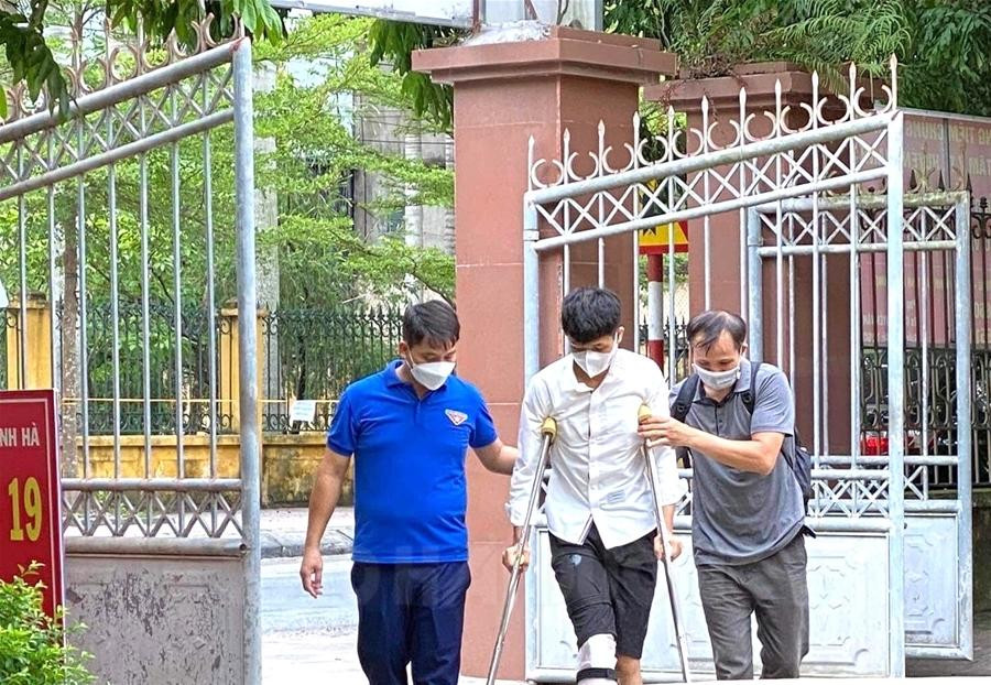 Đoàn viên thanh niên huyện Thanh Hà (Hải Dương) hỗ trợ 1 thí sinh bị gãy chân do tai nạn giao thông vào trường thi Đoàn viên thanh niên huyện Thanh Hà (Hải Dương) hỗ trợ 1 thí sinh bị gãy chân do tai nạn giao thông vào trường thi