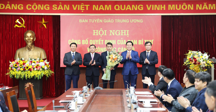 Tập thể lãnh đạo Ban Tuyên giáo Trung ương tặng hoa chúc mừng đồng chí Vũ Thanh Mai. Nguồn ảnh: Tuyengiao.vn